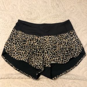 Outdoor Voices 2.5” run short